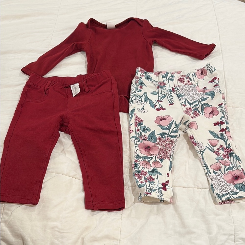 2/$20H&M Baby Girl Red and Floral Bottoms Set
